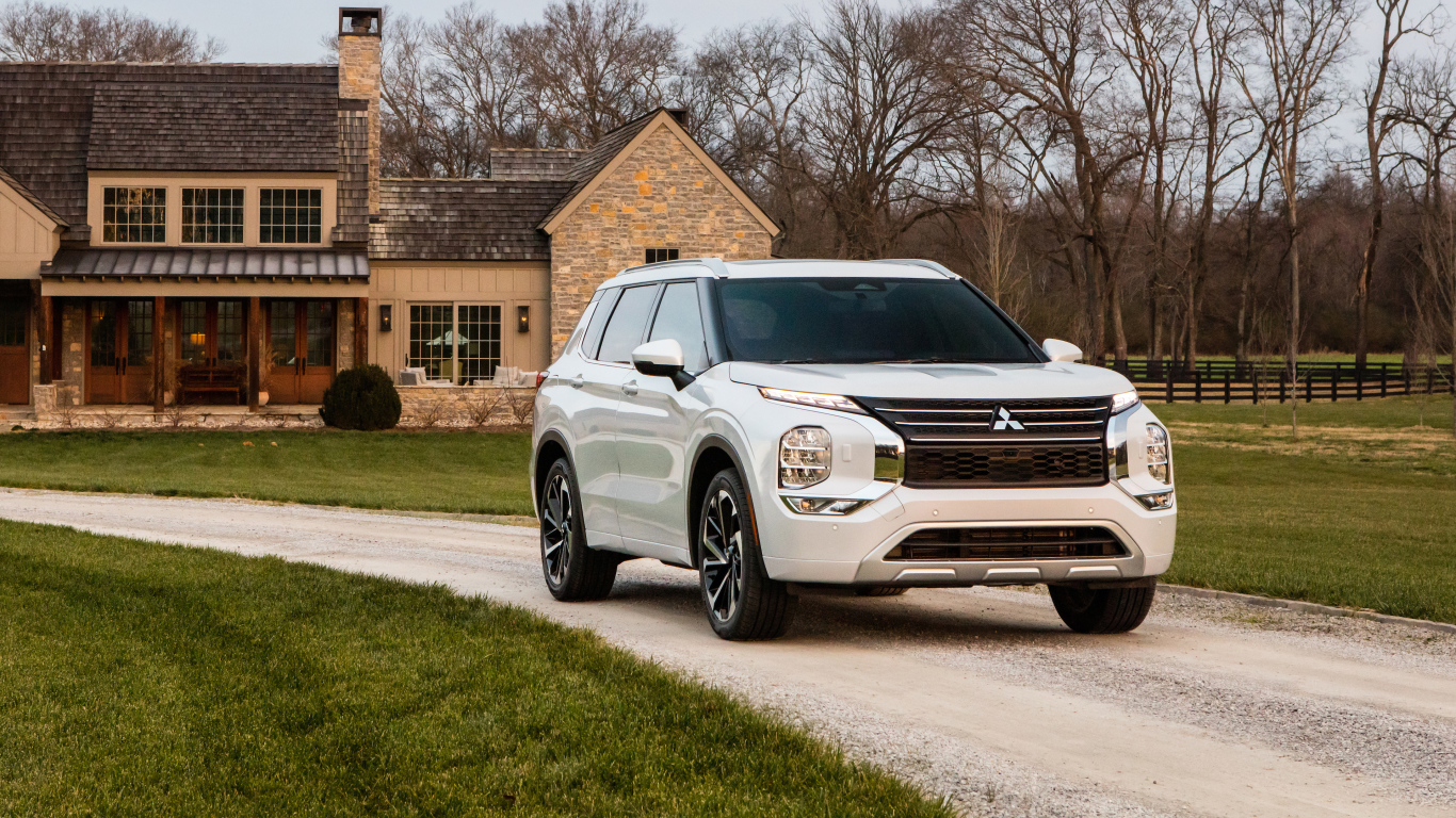 Белый внедорожник  Mitsubishi Outlander SEL, 2021 года у дома