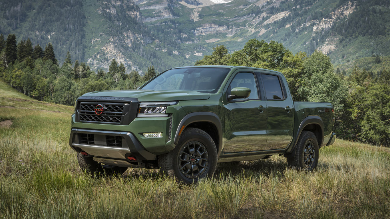 Внедорожник Nissan Frontier Pro-4X, 2022 года в горах