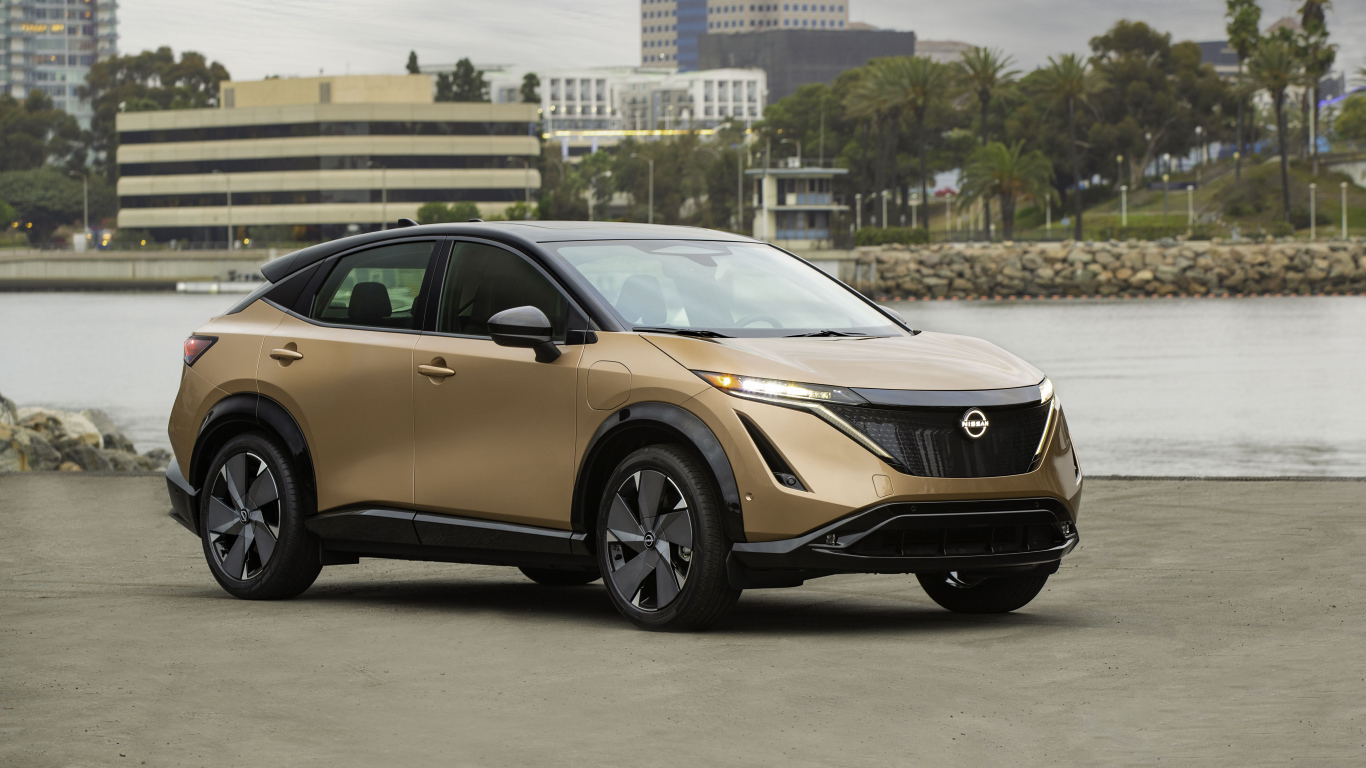 Коричневый автомобиль Nissan Ariya SL E-4orce, 2021 года у воды