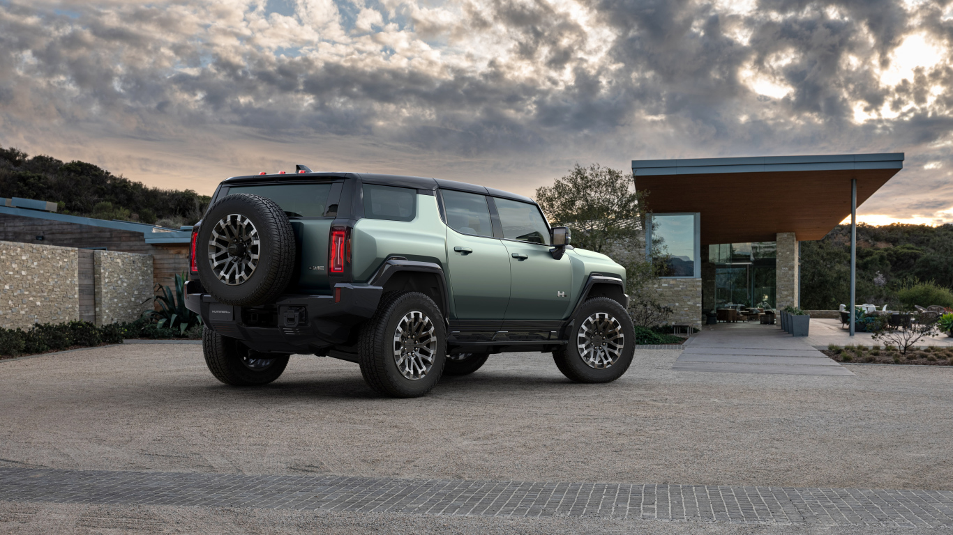 Внедорожник  GMC Hummer EV, 2024  на фоне неба