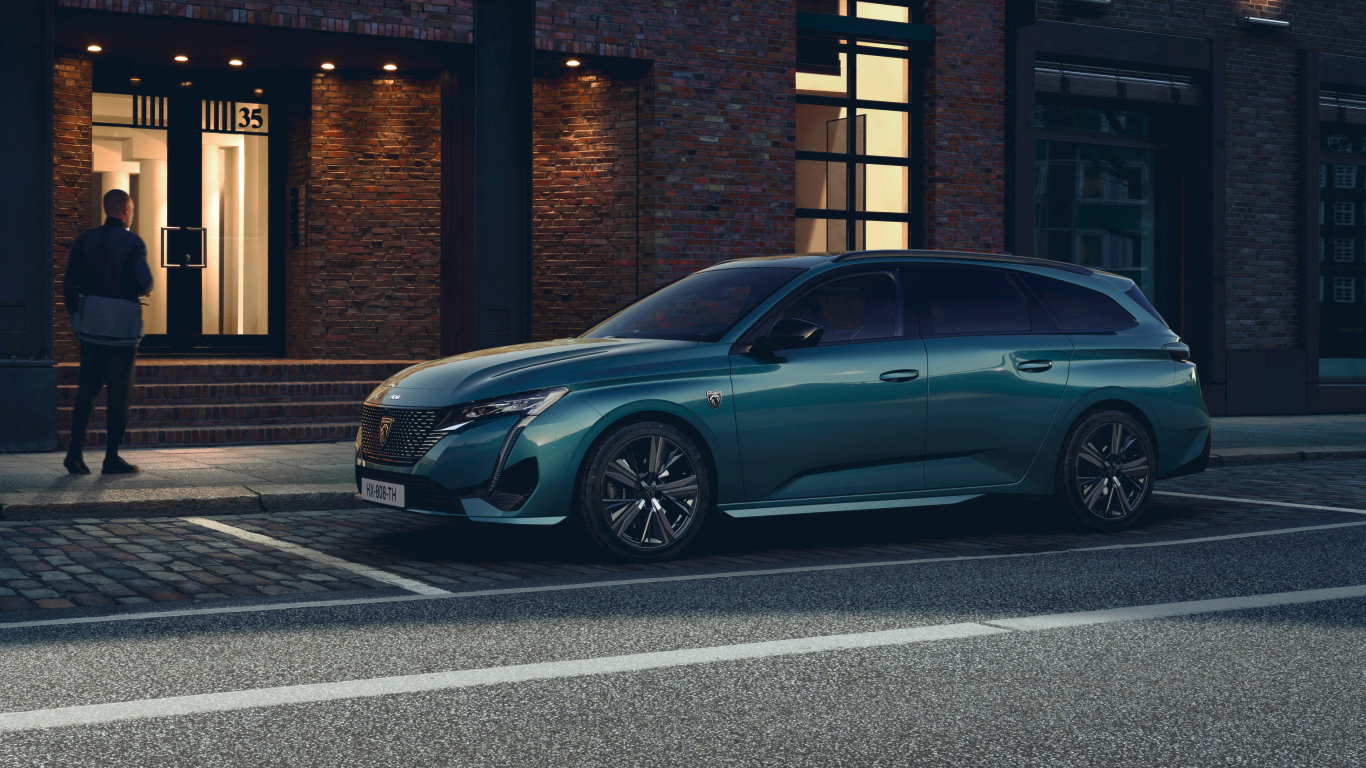 Автомобиль Peugeot 308 SW GT 2021 года вид сбоку