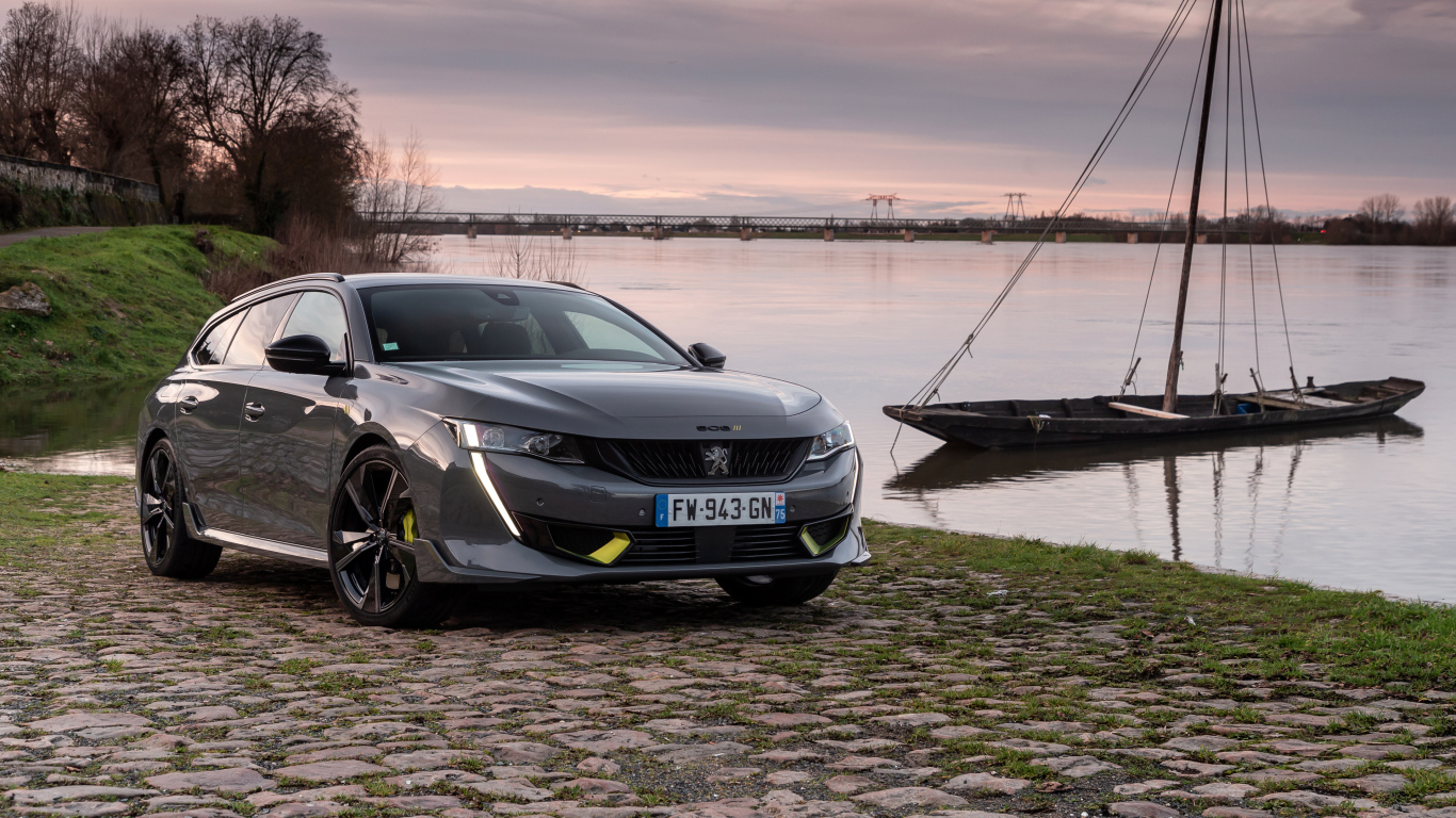 Автомобиль Peugeot  508 SW  2021 года у реки