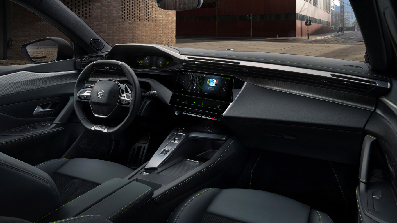 Дорогой черный кожаный салон автомобиля Peugeot 308, 2021 года