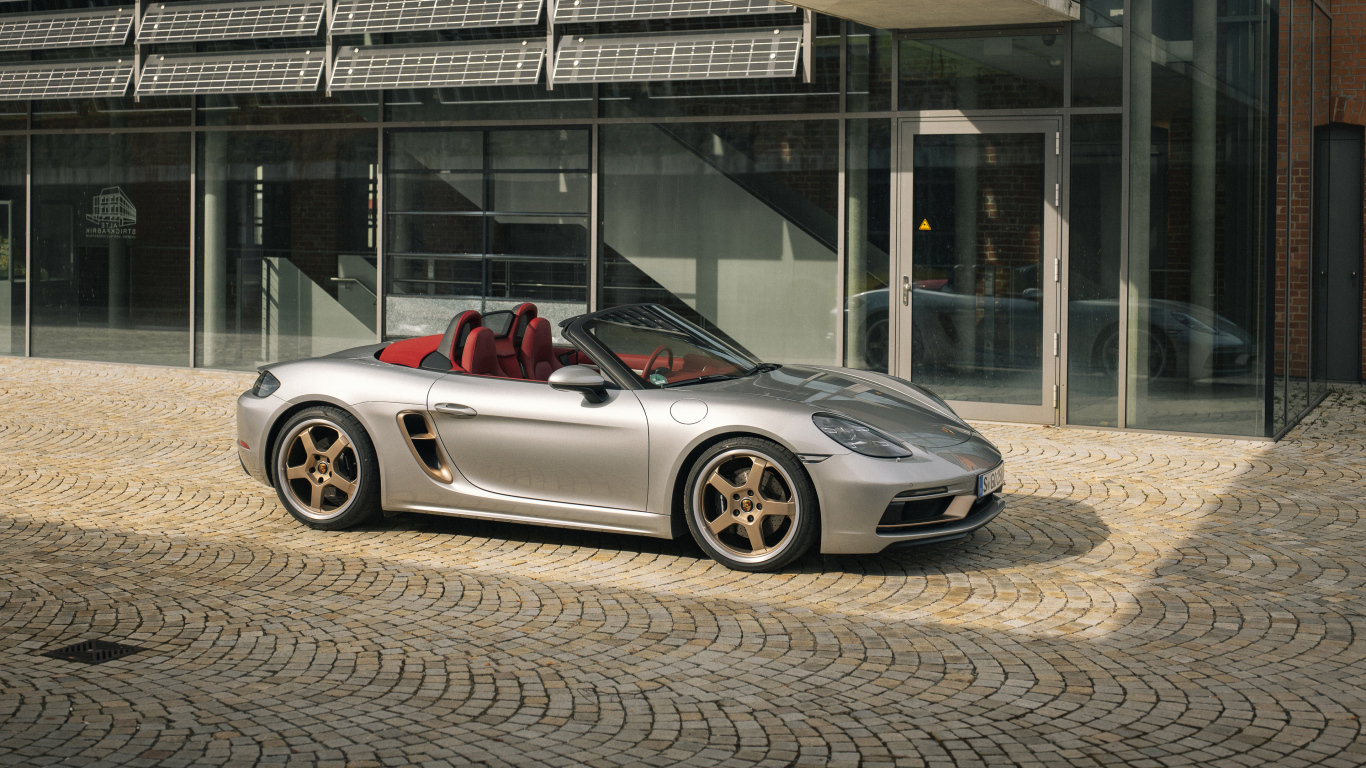 Спортивный кабриолет Porsche Boxster 25 Jahre 2021  года у дома