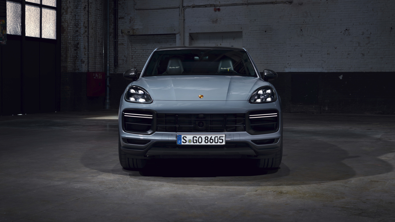Автомобиль Porsche Cayenne Turbo GT 2021 года вид спереди