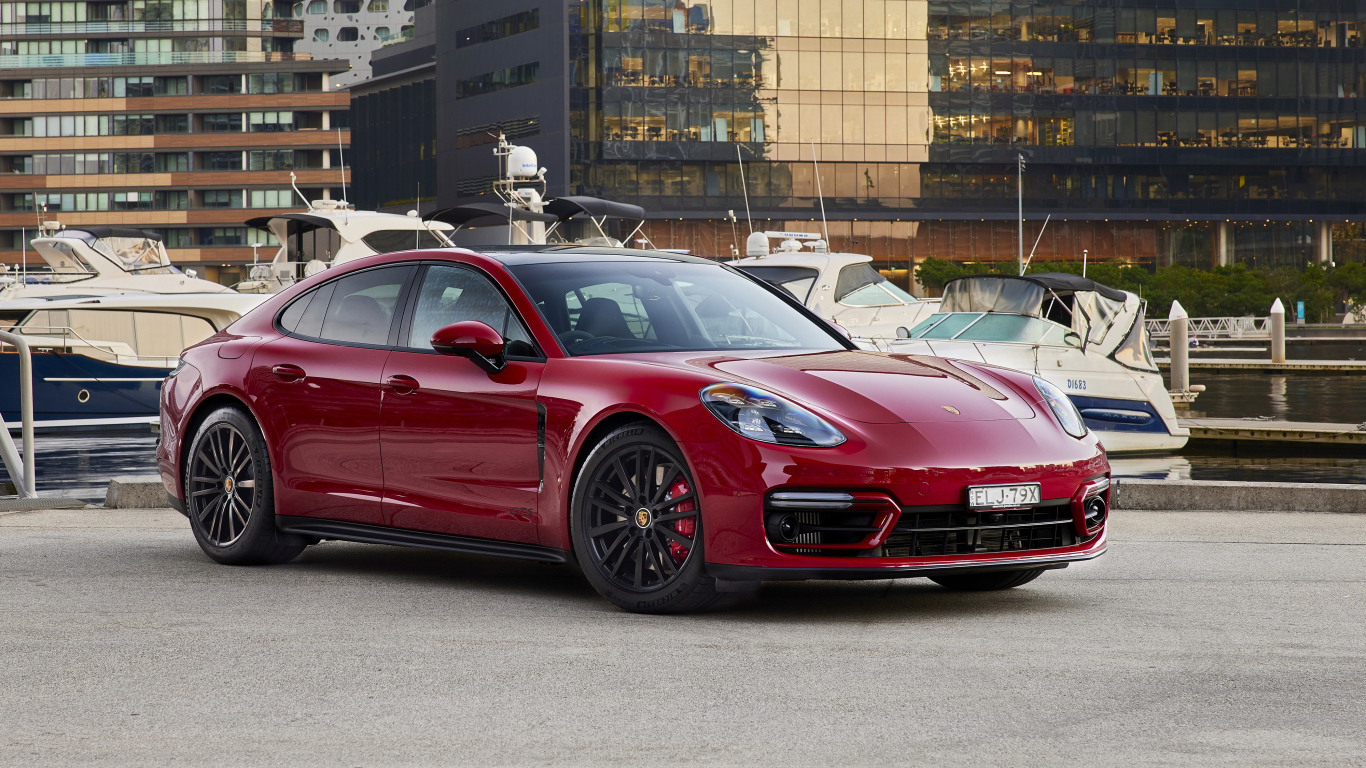 Красный автомобиль Porsche Panamera GTS 2021 года