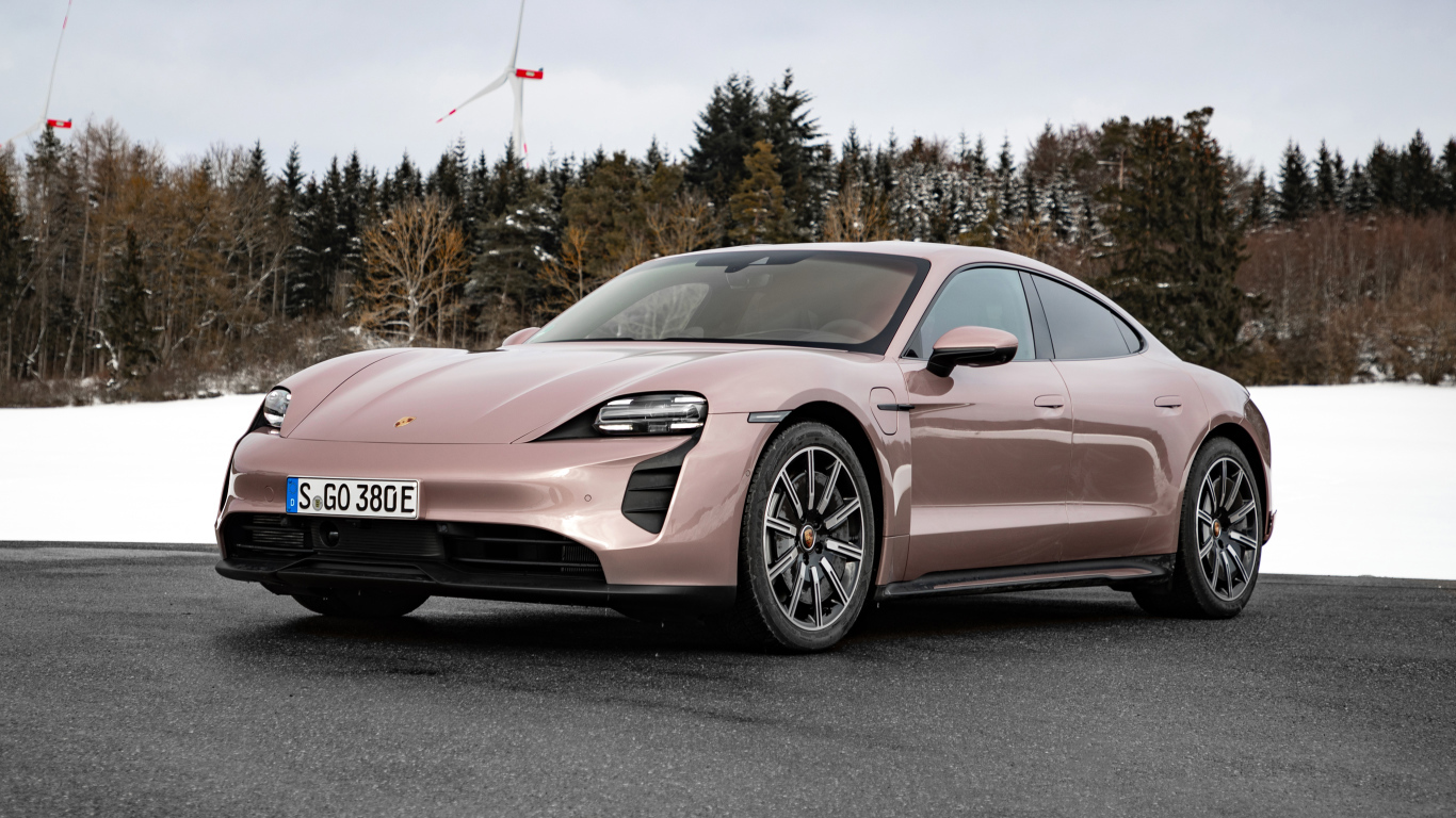 Автомобиль  Porsche Taycan 2021 года на фоне леса