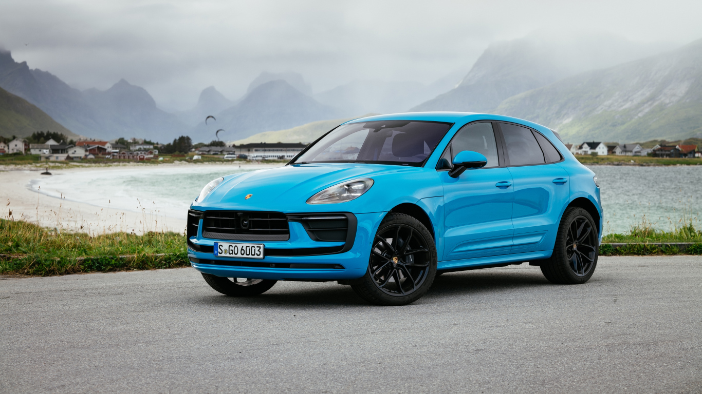 Голубой Porsche Macan 2021 года вид спереди
