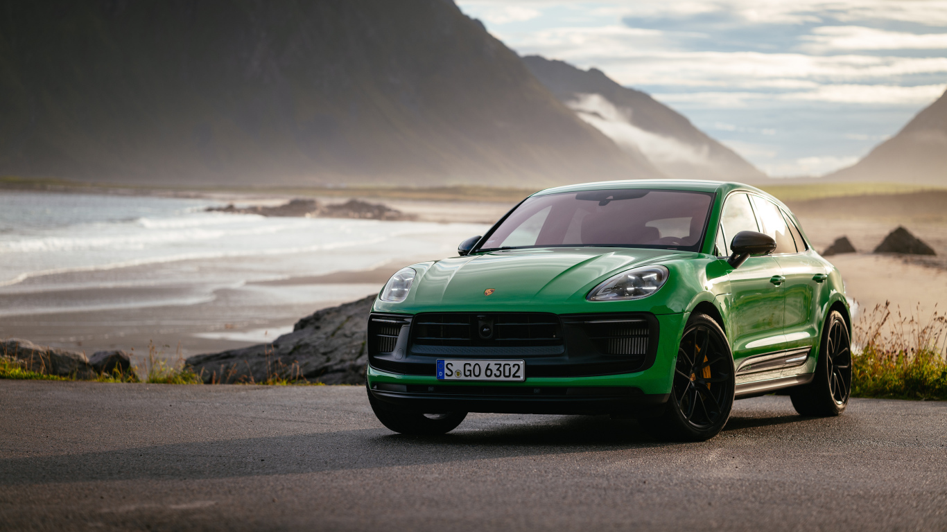 Зеленый Porsche Macan GTS Sport Package 2021 года на фоне гор