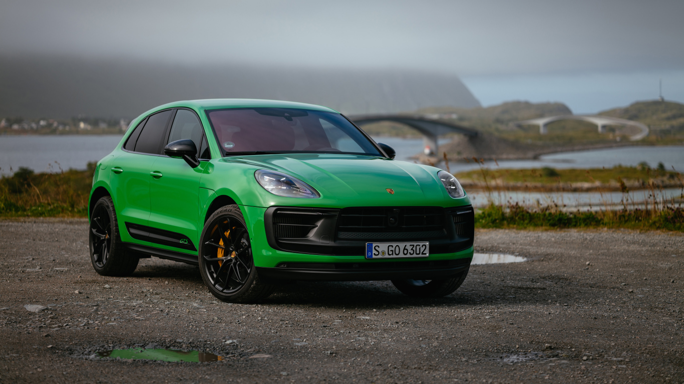Зеленый автомобиль  Porsche Macan GTS Sport Package 2021 года на фоне моста