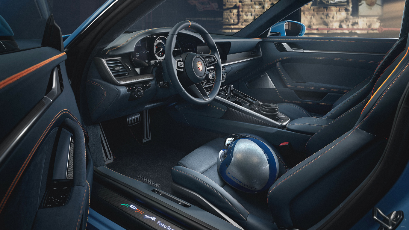 Красивый салон автомобиля Porsche 911 Turbo S Pedro Rodríguez 2021 года