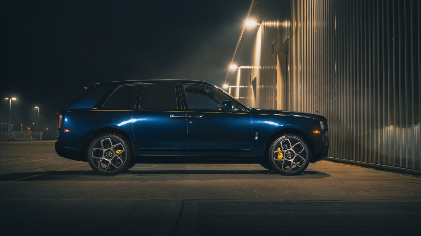 Внедорожник Rolls-Royce Cullinan Black Badge 2021 года вид сбоку