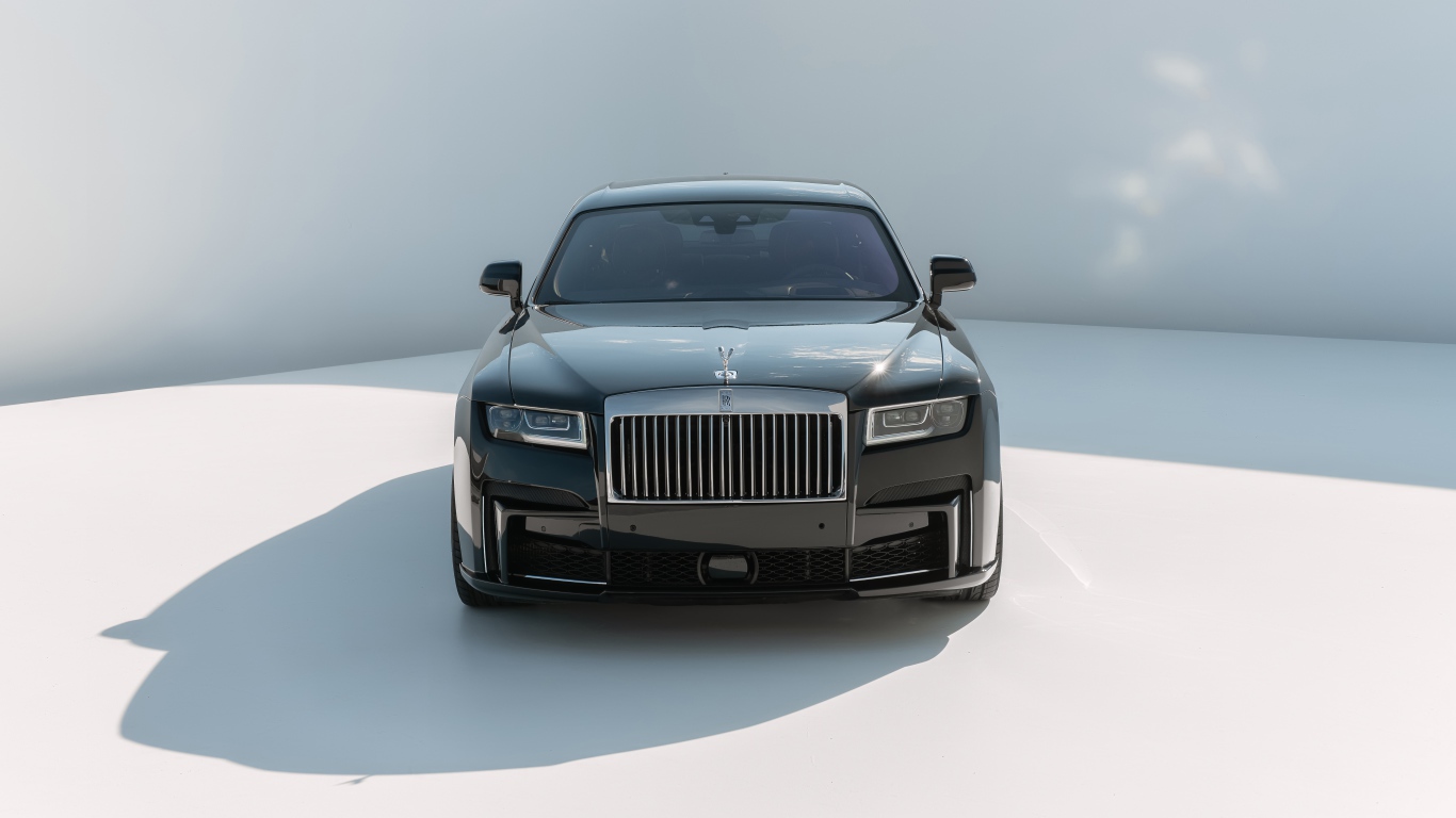 Автомобиль Rolls-Royce Ghost 2021 года на сером фоне