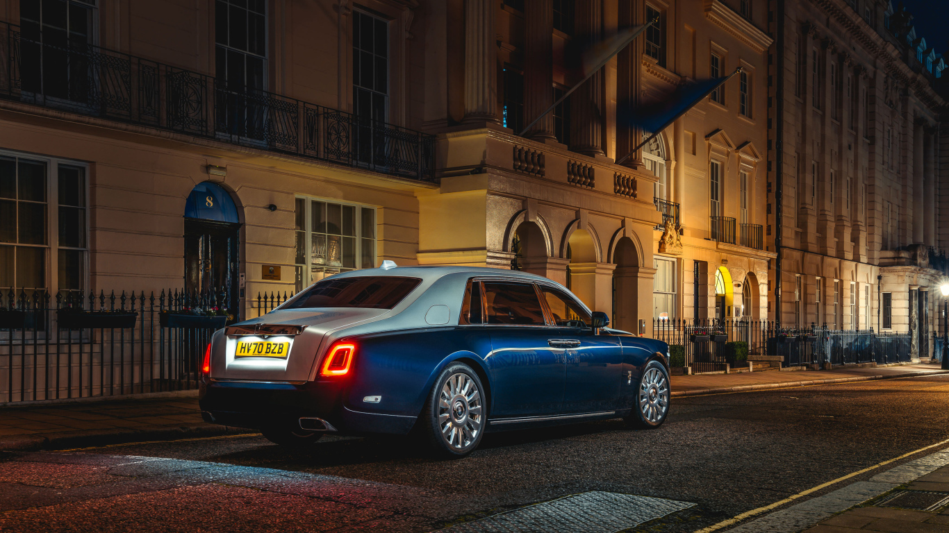 Дорогой автомобиль Rolls-Royce Phantom Extended, 2021 года вид сзади