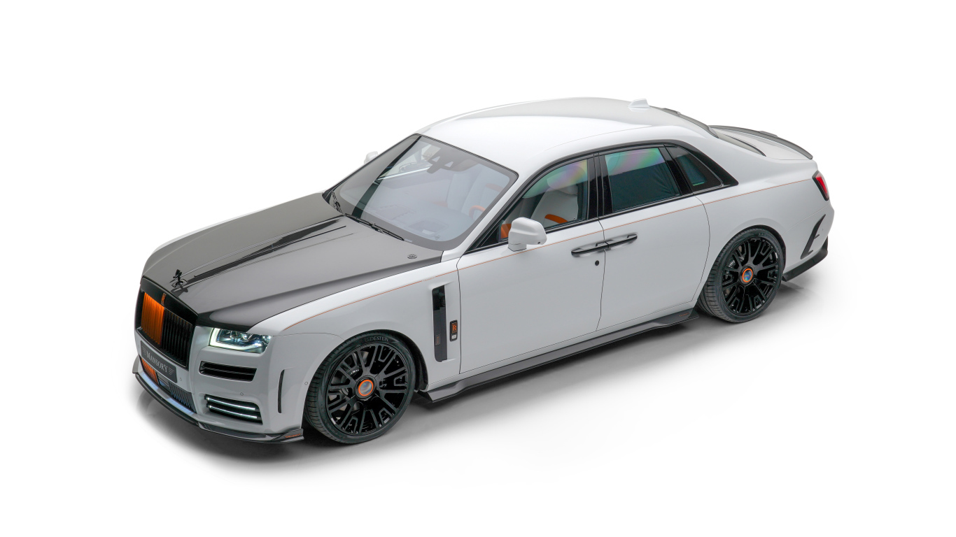 Серый автомобиль Mansory Rolls-Royce Ghost 2021 года на белом фоне 