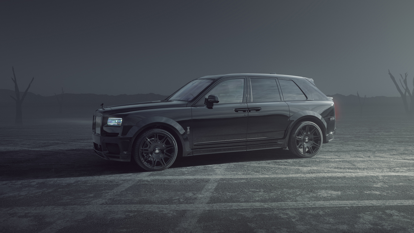 Автомобиль Rolls-Royce Cullinan, 2021 года в тумане
