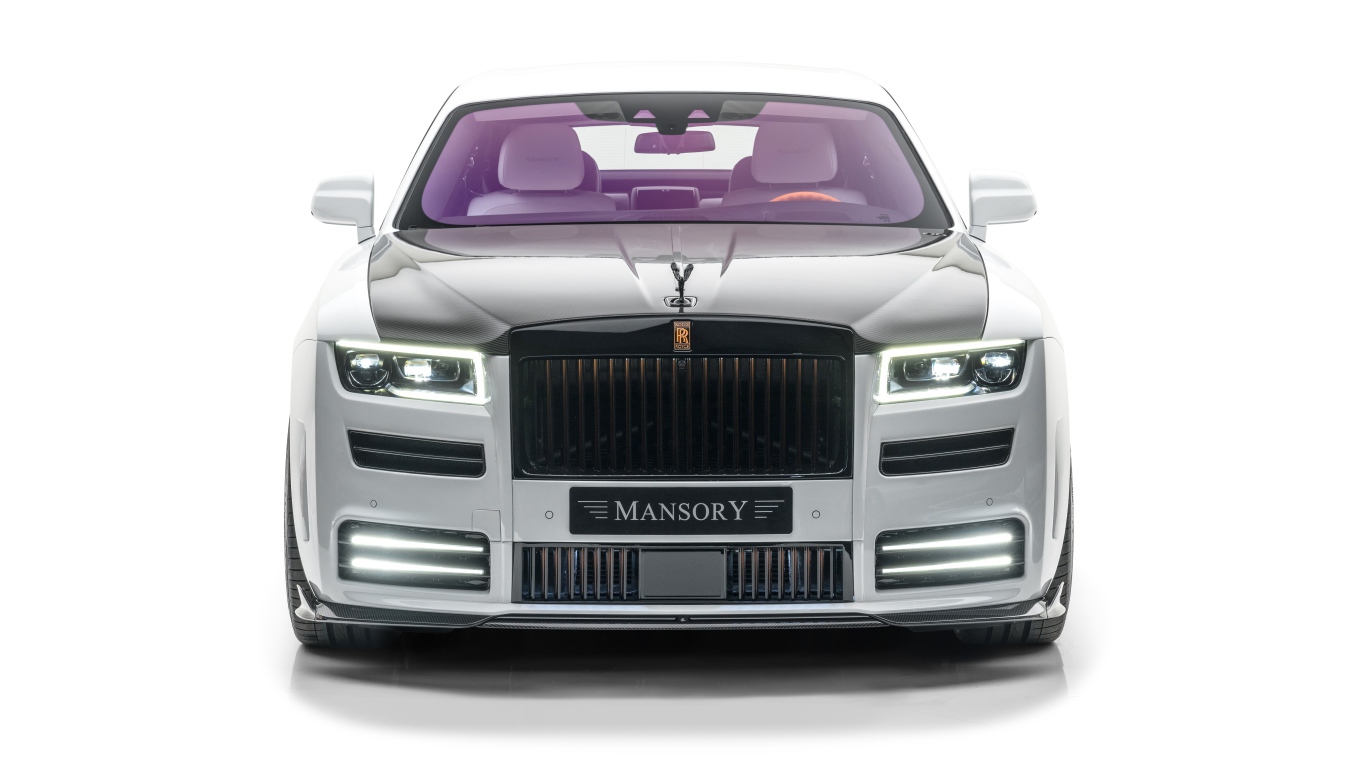 Серебристый Mansory Rolls-Royce Ghost 2021 года на белом фоне