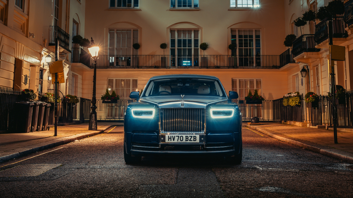 Стильный автомобиль Rolls-Royce Phantom Extended, 2021 года вид спереди