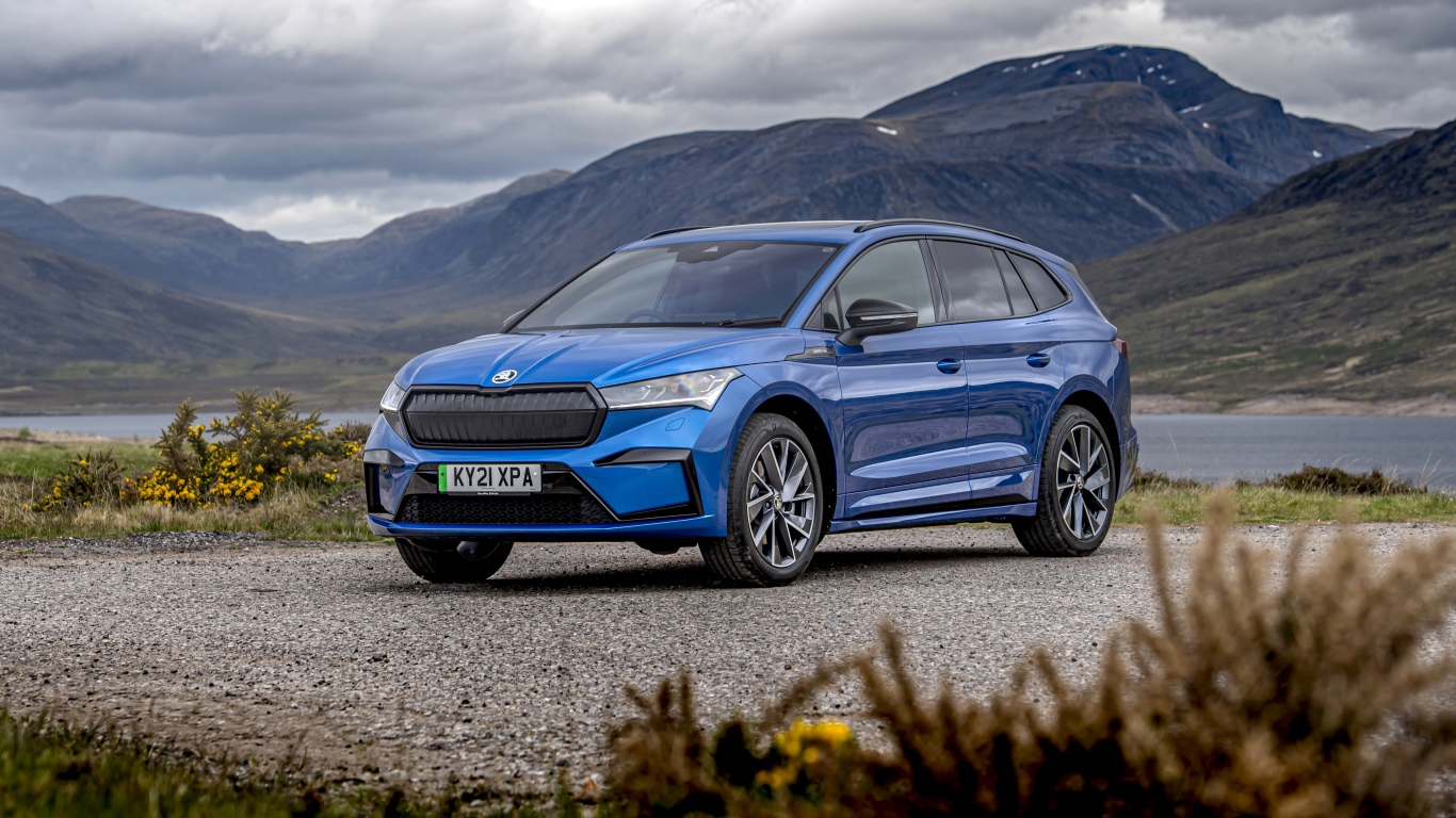 Красивый автомобиль Skoda Enyaq Sportline IV 80, 2021 года на фоне гор