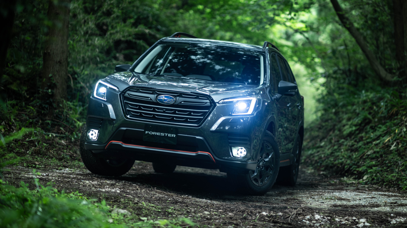 Внедорожник Subaru Forester X-Break 2021 года с включенными фарами