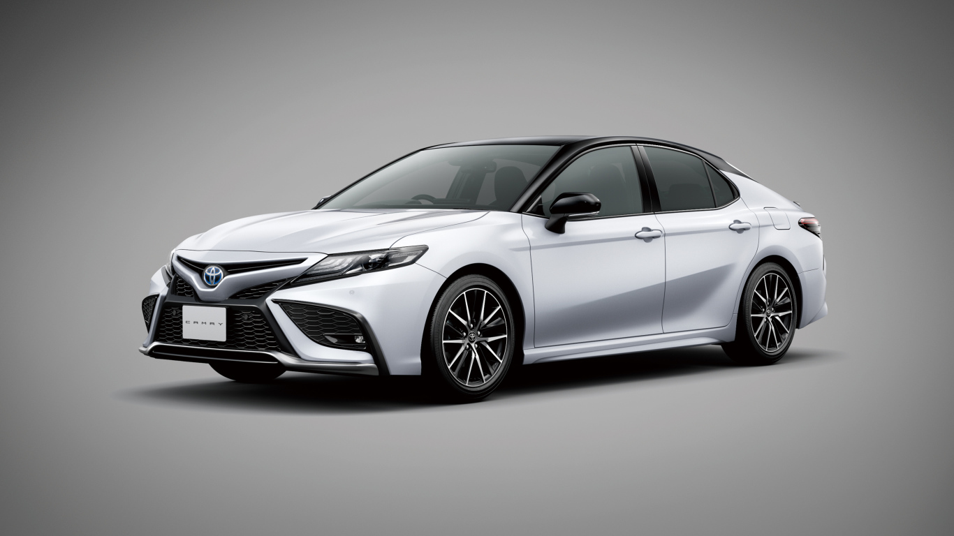 Автомобиль Toyota Camry 2021 года на сером фоне