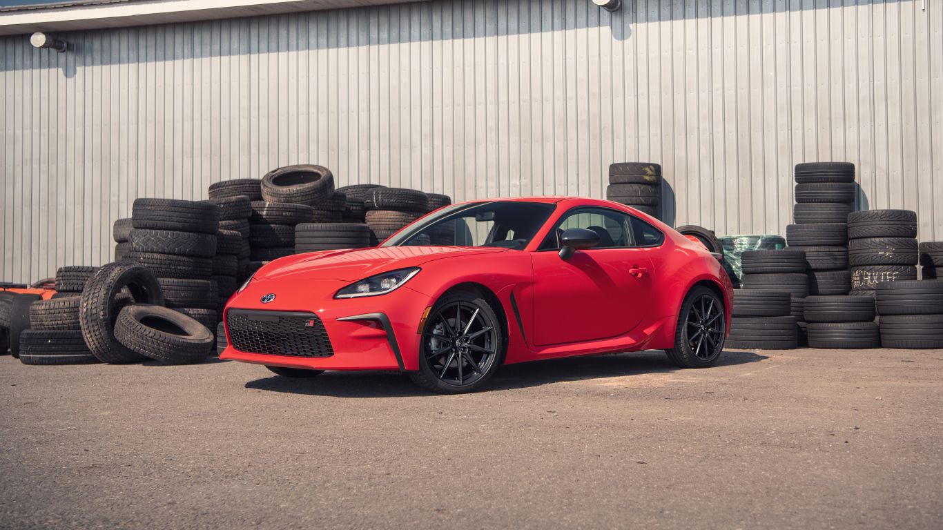 Красный автомобиль Toyota GR 86 Premium, 2022 года