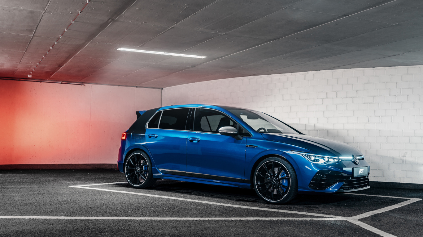 Синий автомобиль ABT Volkswagen Golf R 2021 года на парковке