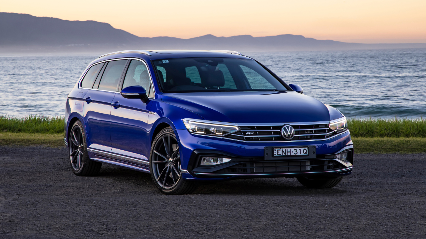 Синий автомобиль Volkswagen Passat R-Line Variant 2021 года у воды