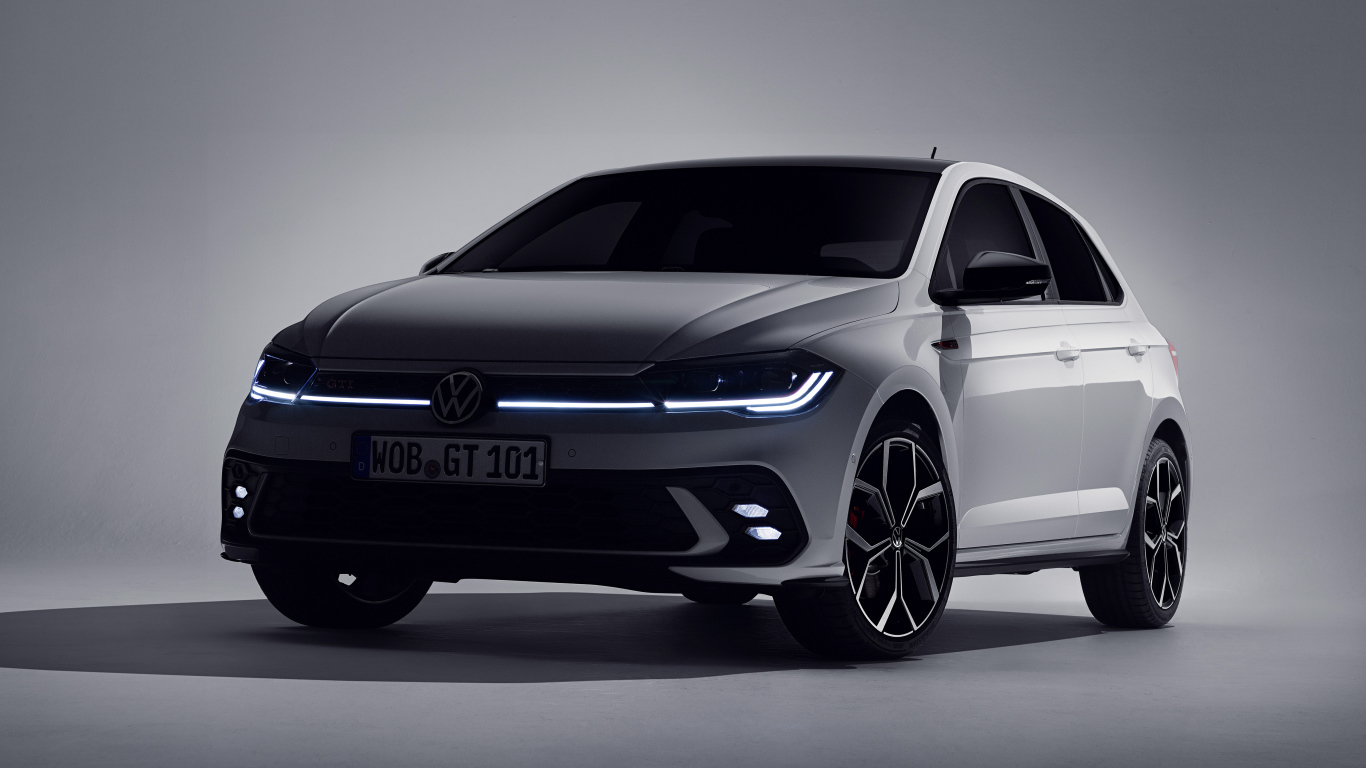 Новый автомобиль Volkswagen Polo GTI 2021 на сером фоне