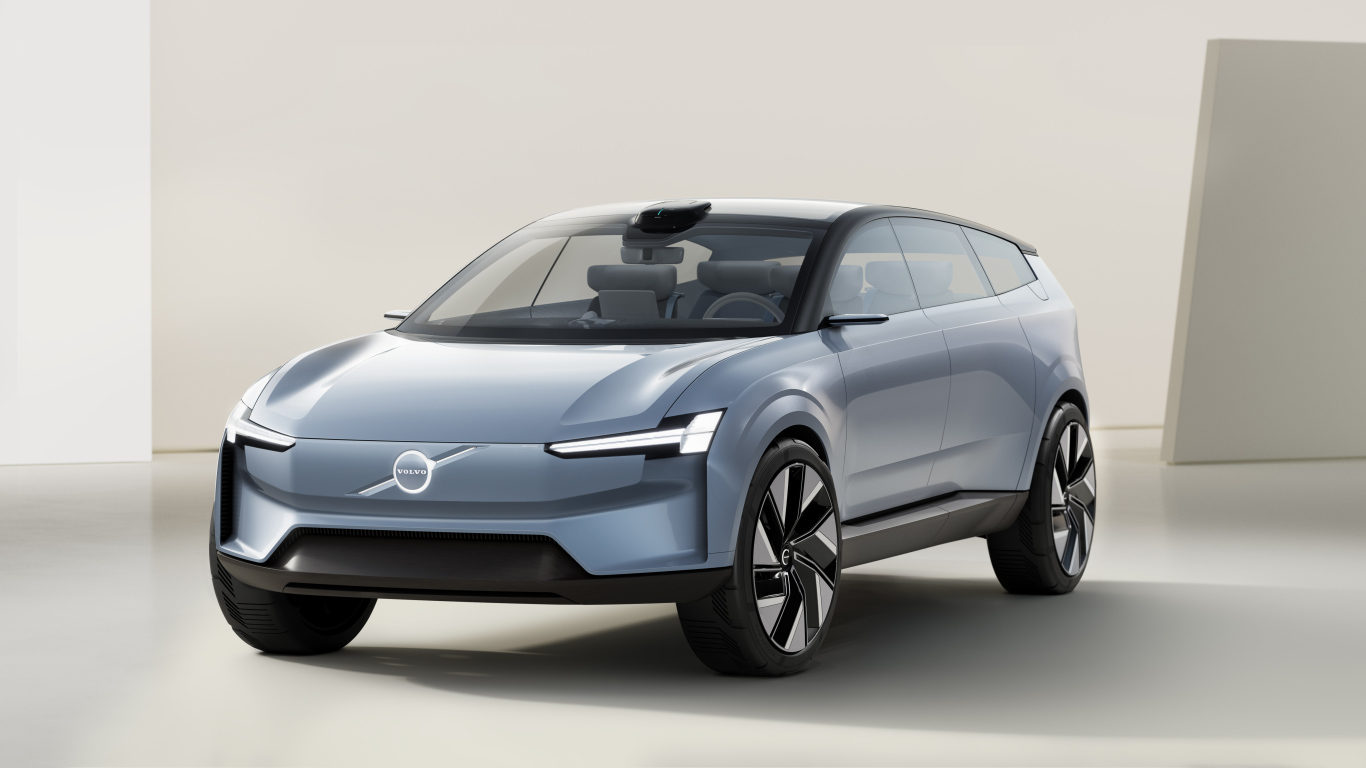 Серебристый автомобиль Volvo Concept Recharge 2021 года