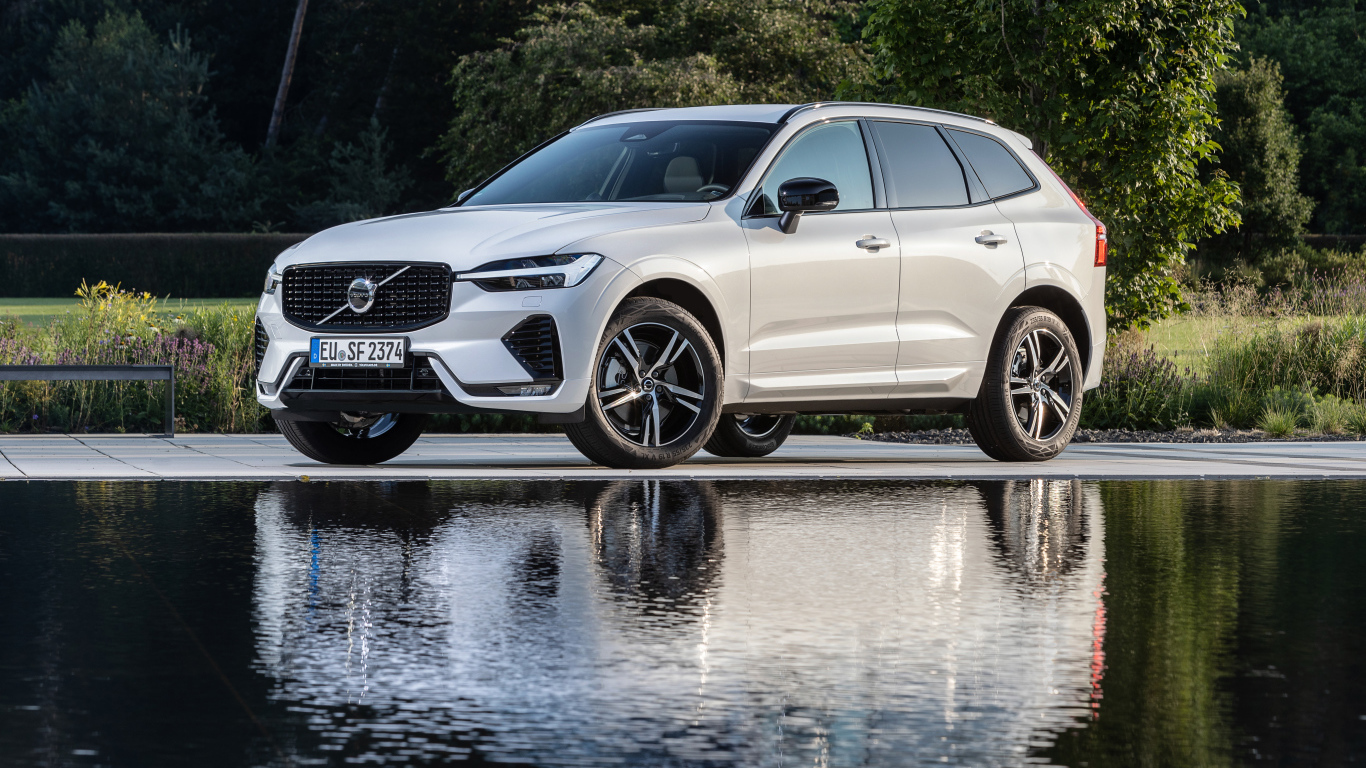 Белый автомобиль Volvo XC60 у воды 