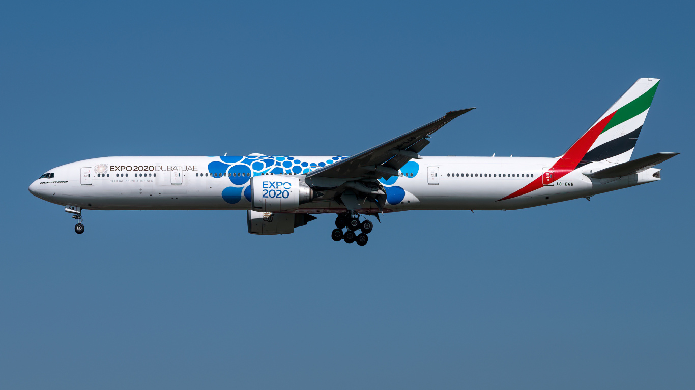 Пассажирский Boeing  777-300ER авиакомпании  Emirates в небе