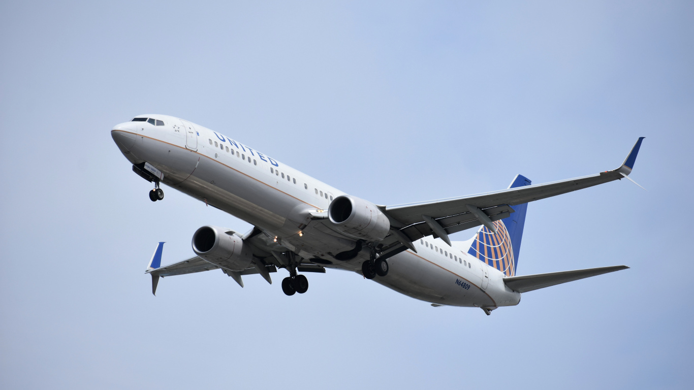 Пассажирский Боинг 737 авиакомпании  United на взлете