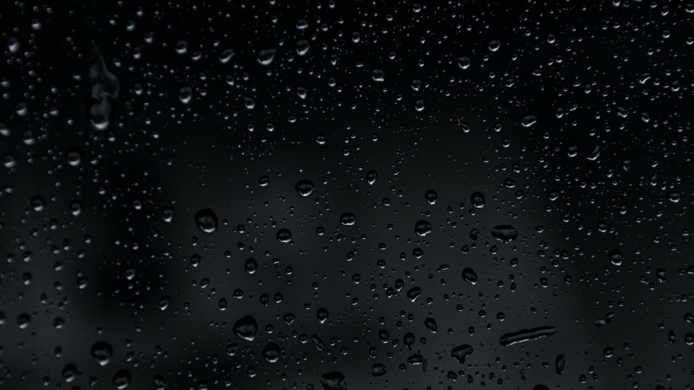 Брызги дождя на черном фоне 
