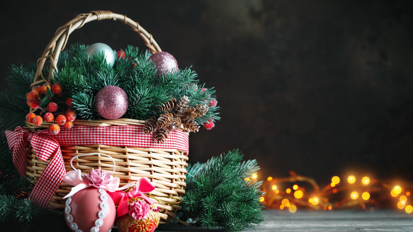 Корзина с еловой веткой и игрушками на Рождество 