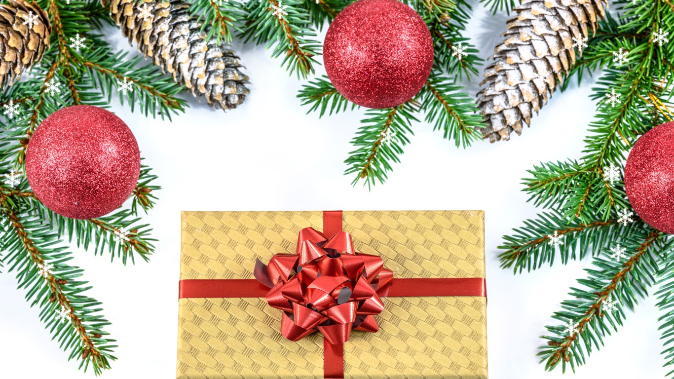 Подарок, еловая ветка и шишки на Рождество 2022