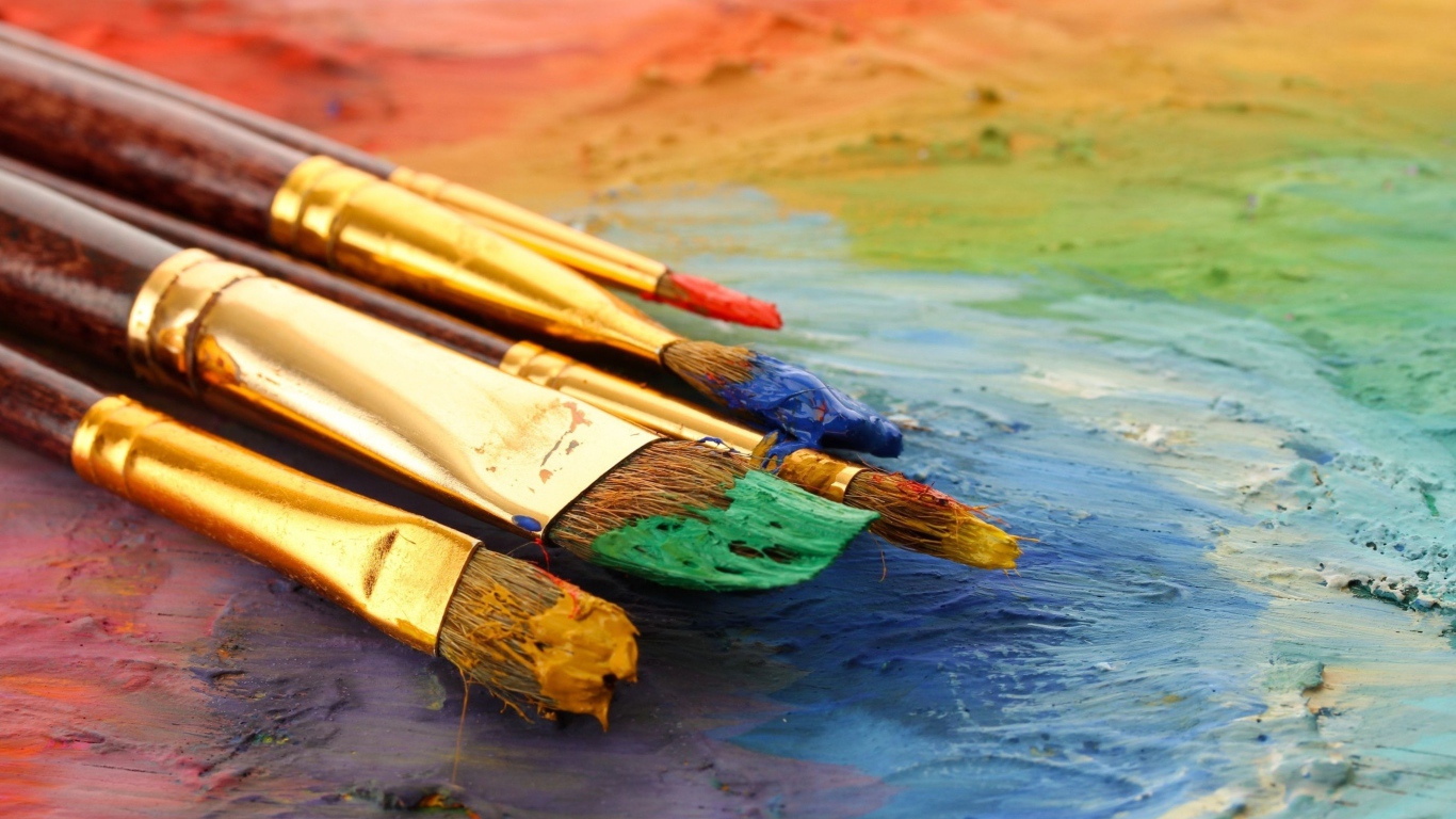 Кисточки художника в красках 