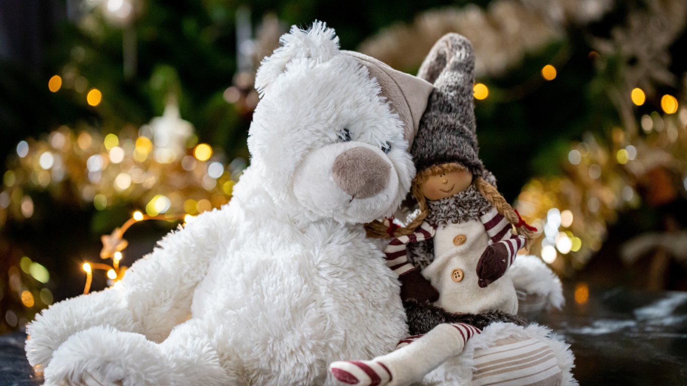 Большой белый медведь с гномом 