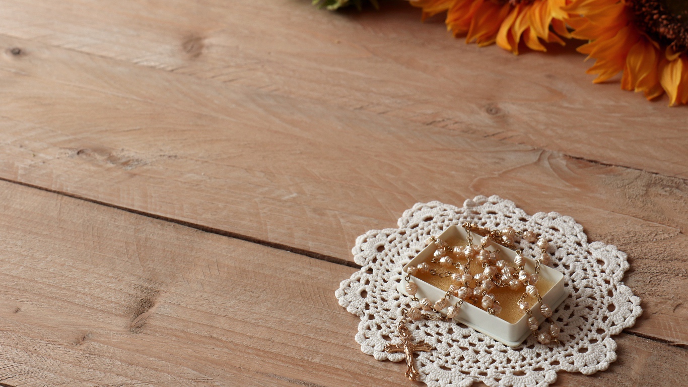 Крестик на цепочке с салфеткой на столе