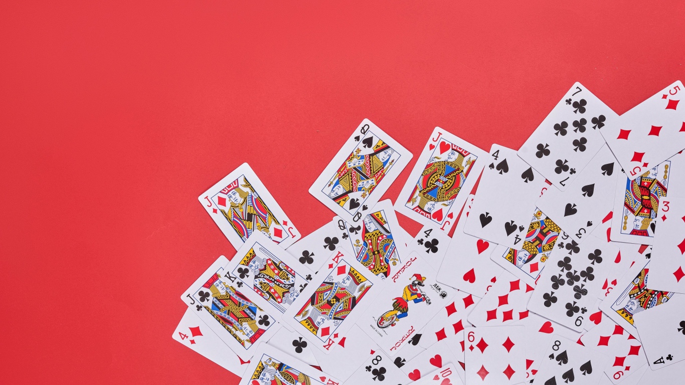 Колода игральных карт на красном фоне