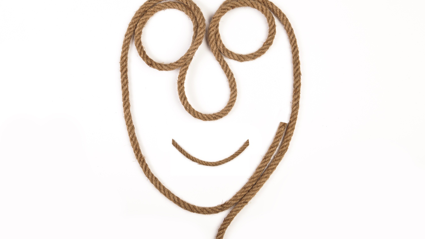 Лицо из веревки на белом фоне