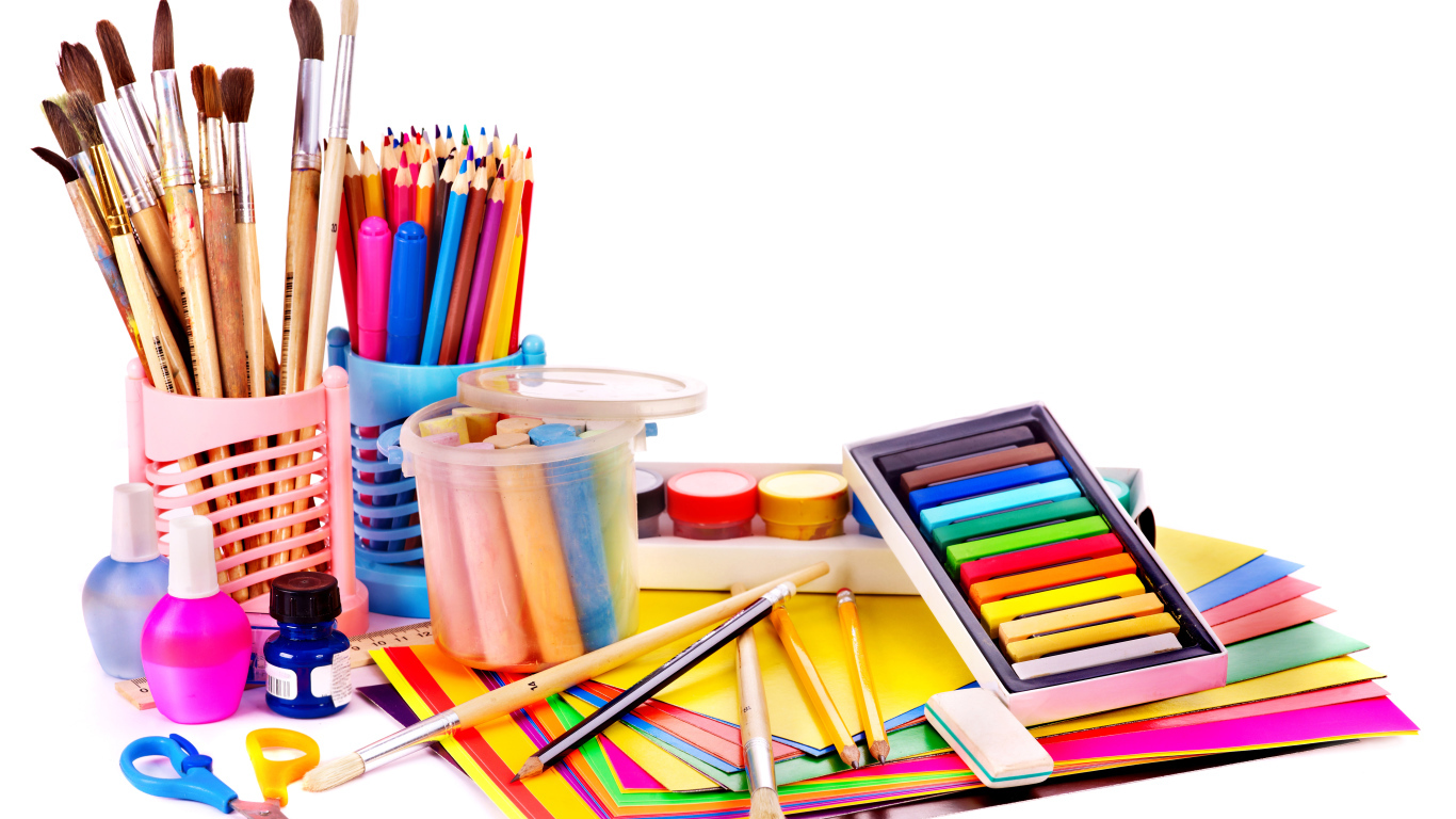 Много разноцветных предметов для рисования на белом фоне 