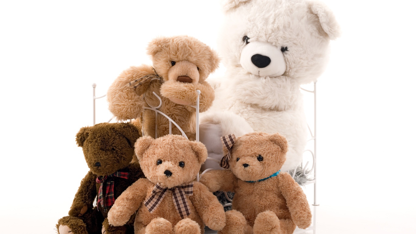 Много игрушечных медведей на детской кровати