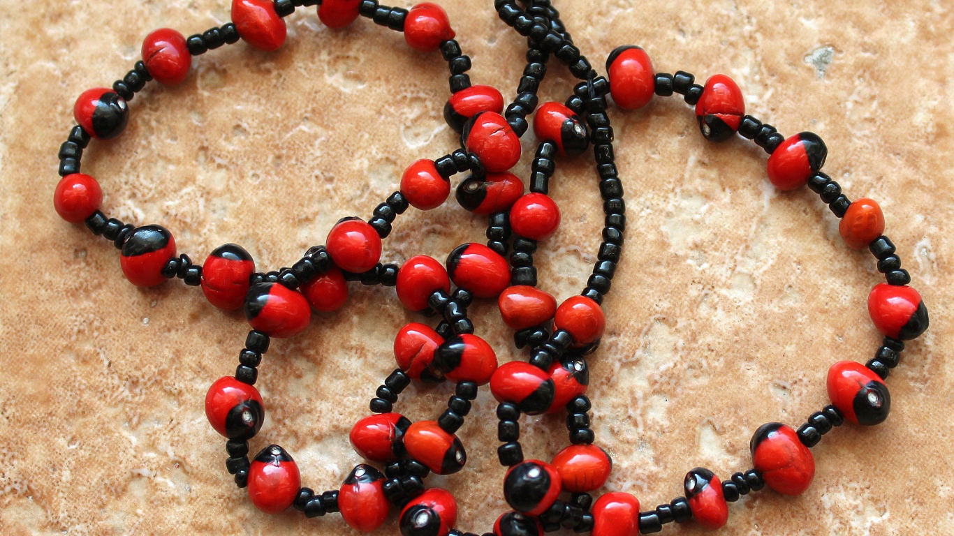 Красные и черные бусины в бусах на столе 