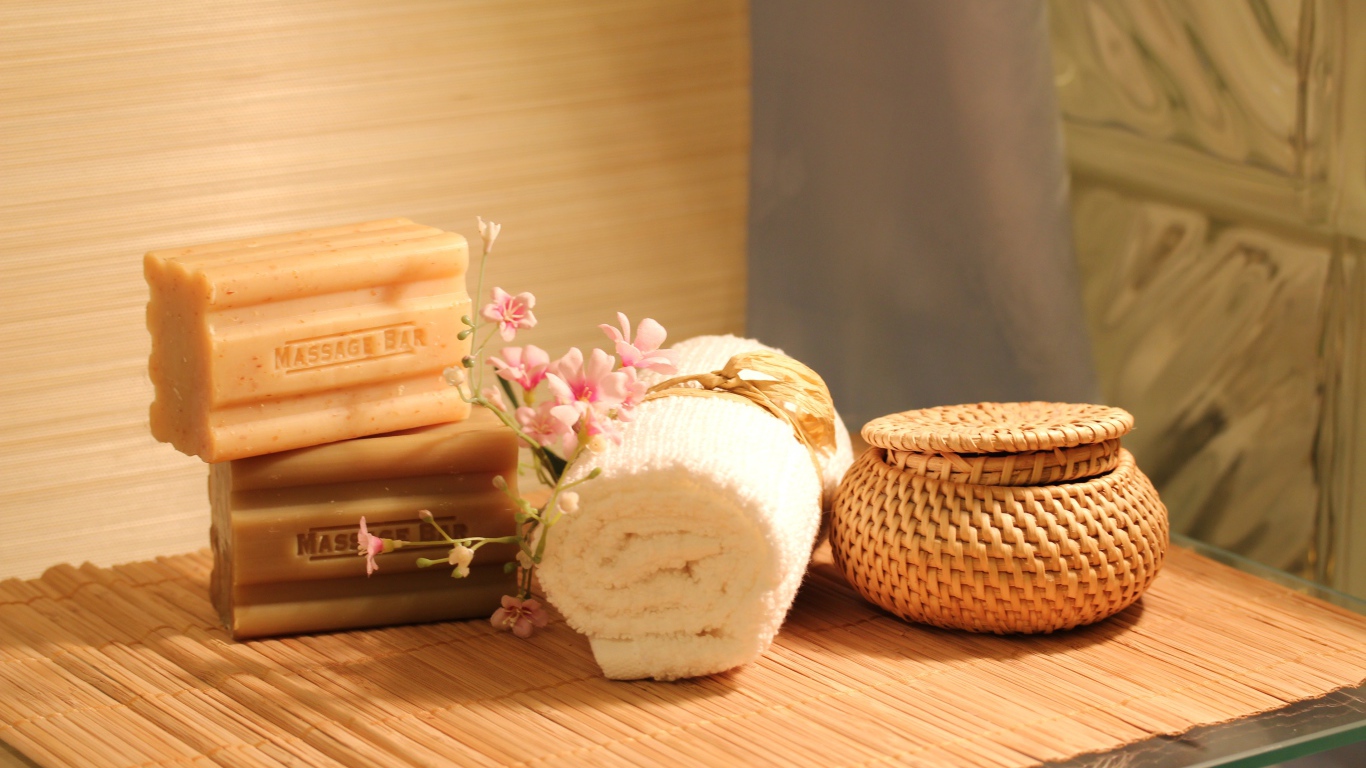 Мыло на столе с полотенцем и маслом