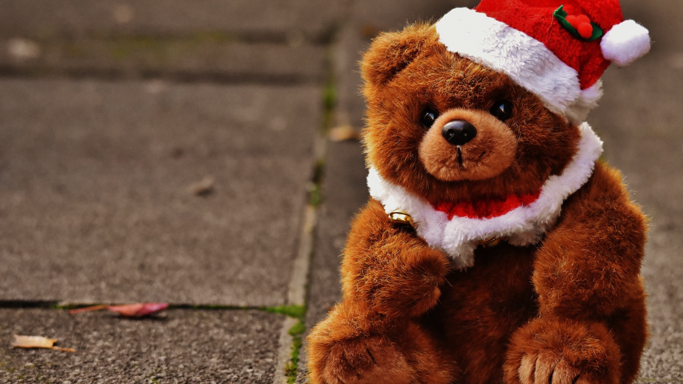 Плюшевый мишка в новогоднем колпаке 