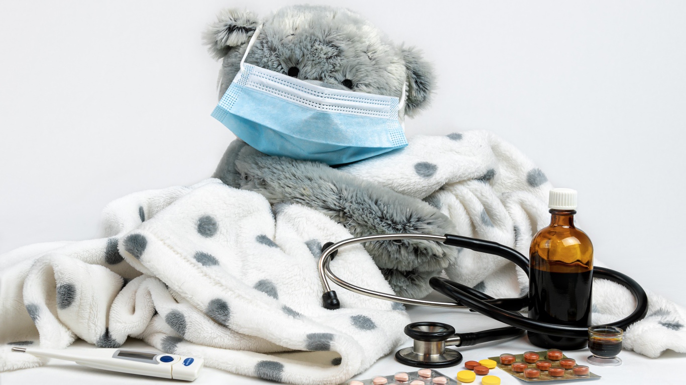 Плюшевый медведь в маске с таблетками