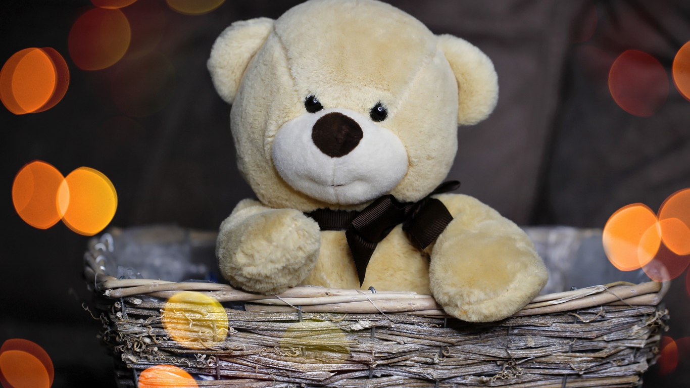 Плюшевый медведь сидит в корзине