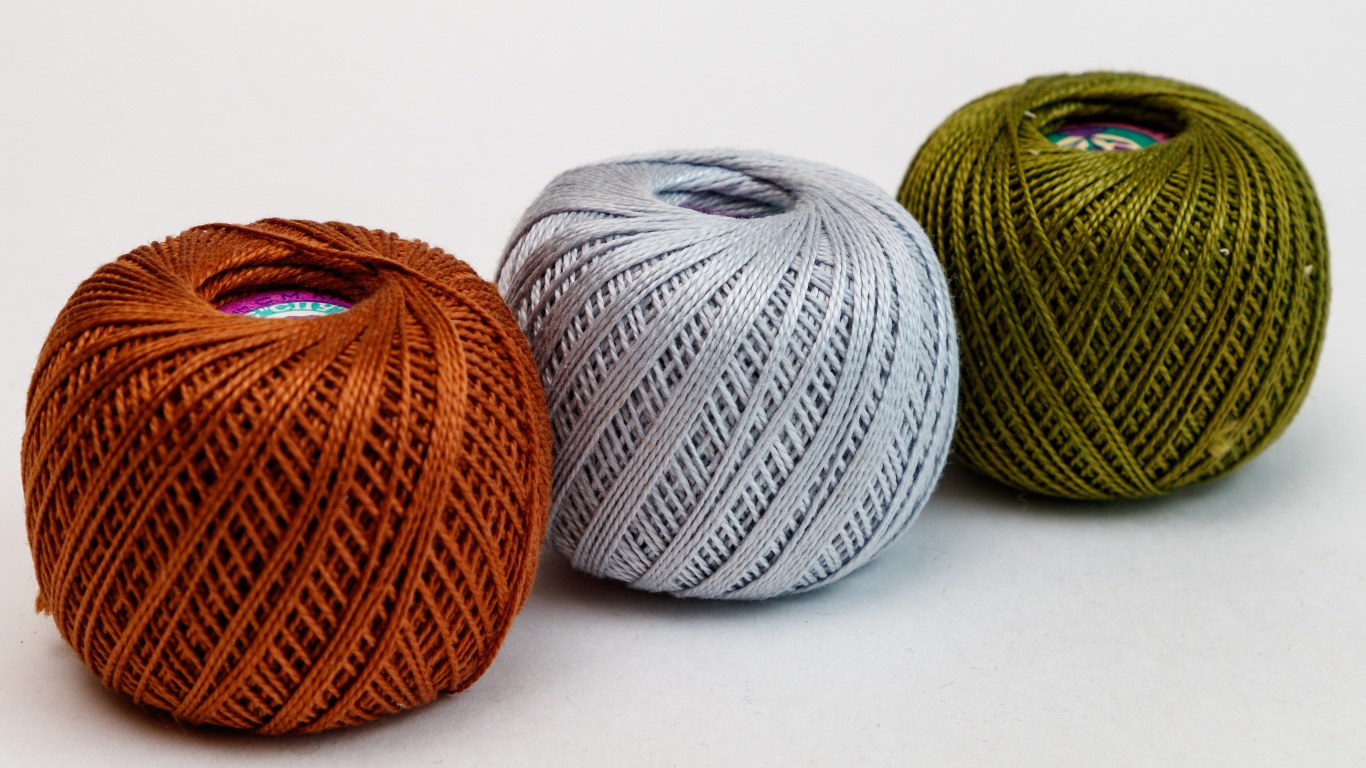 Три клубка пряжи на белом фоне 