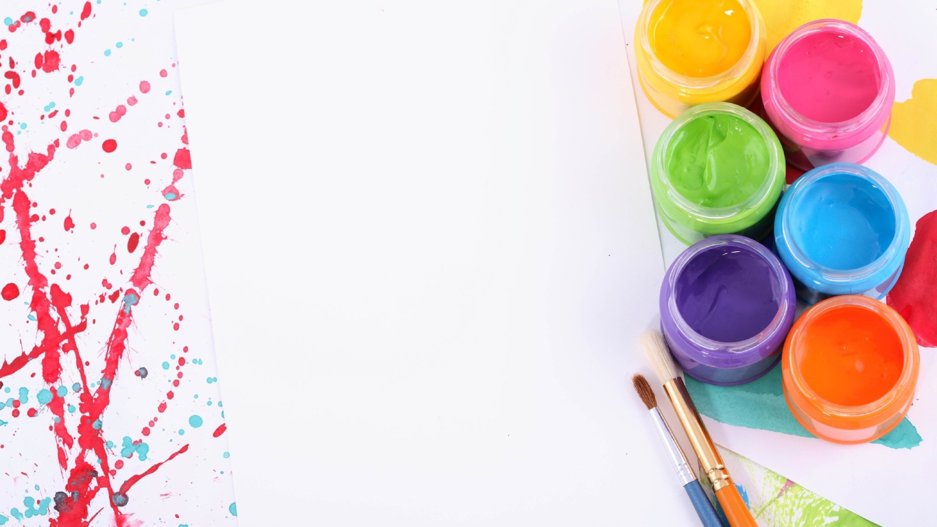 Белый лист бумаги с красками и кисточками